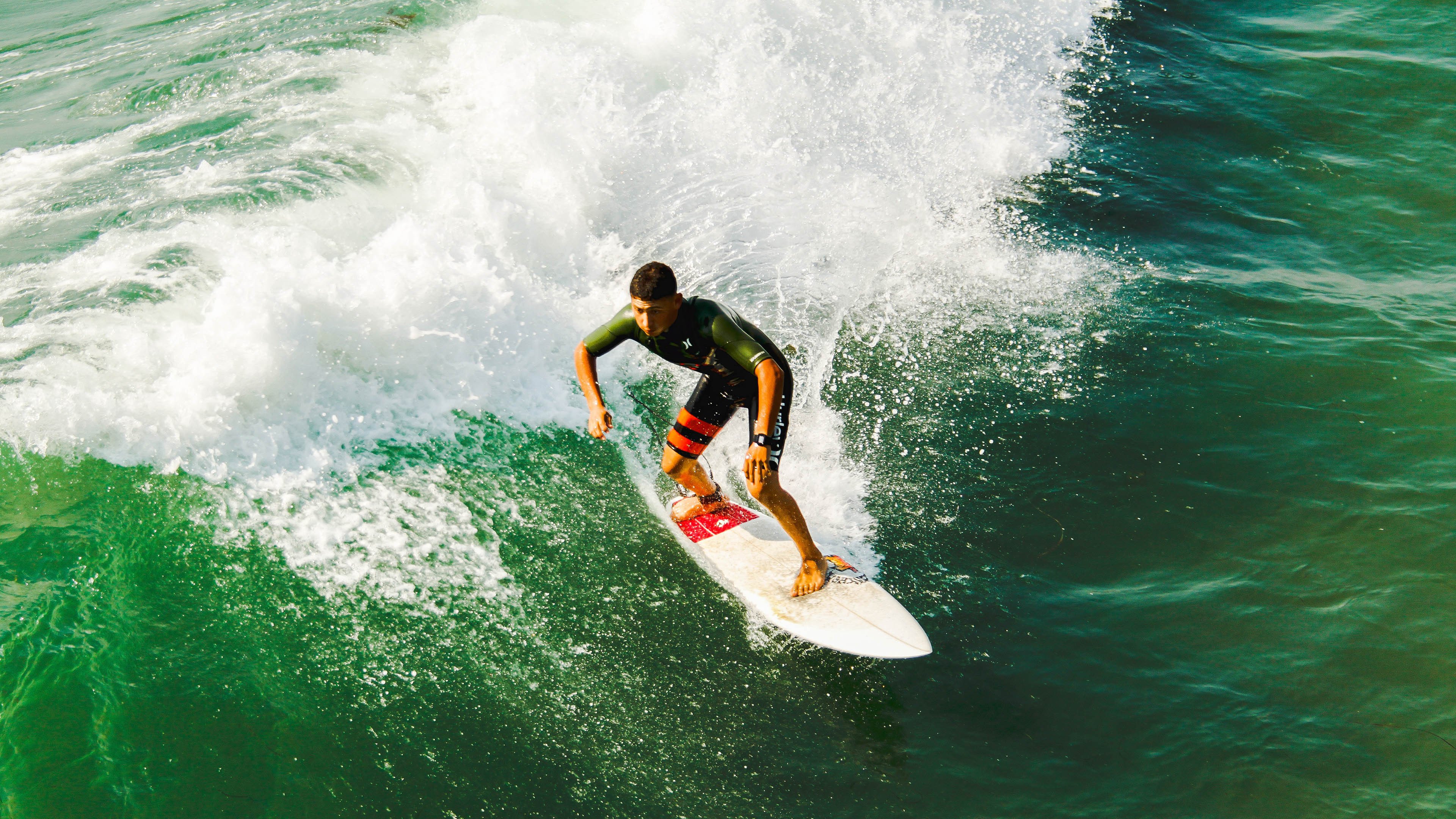 蛙泳中程希腊选手沉稳推进，蛙泳夺冠